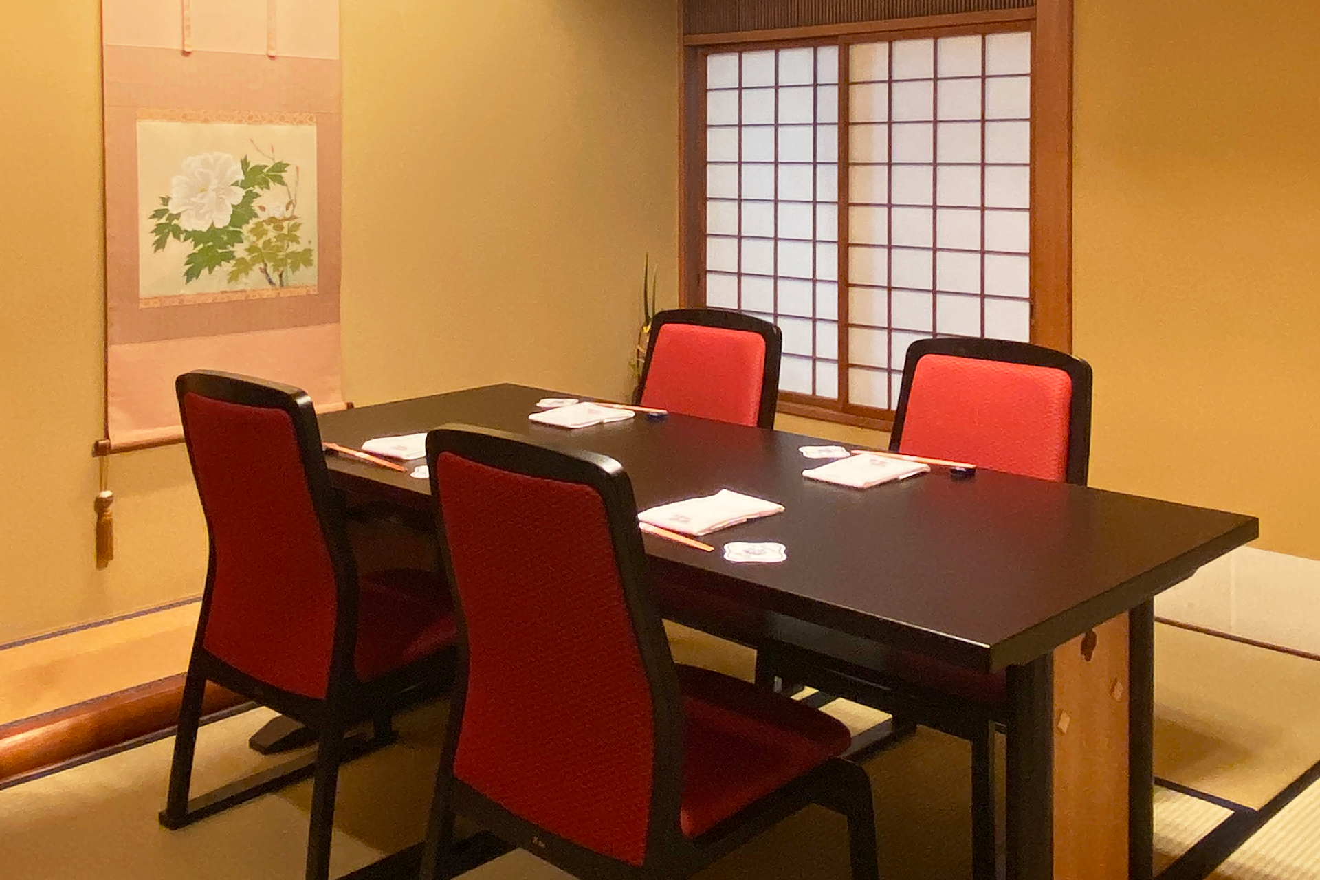 個室でゆったりと<br>お過ごしください